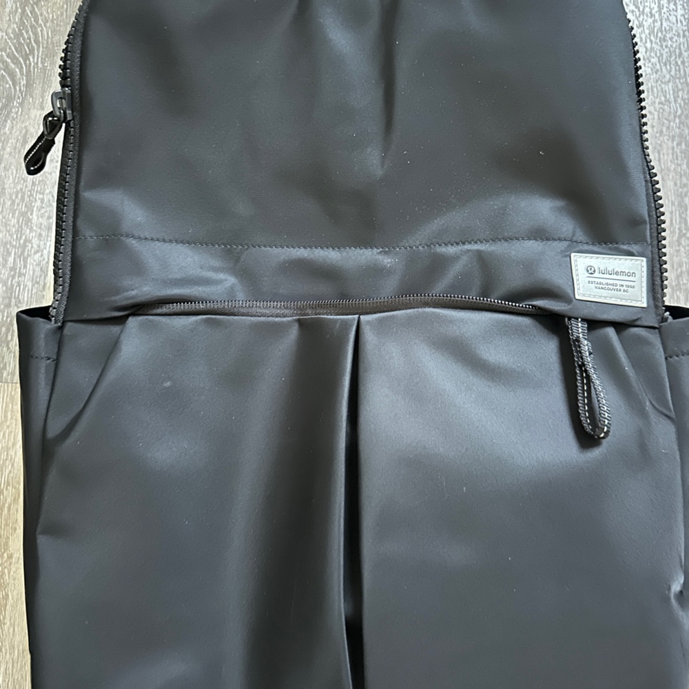 Everyday Backpack 21L (newest edition) in Black - Picture 2 of 6